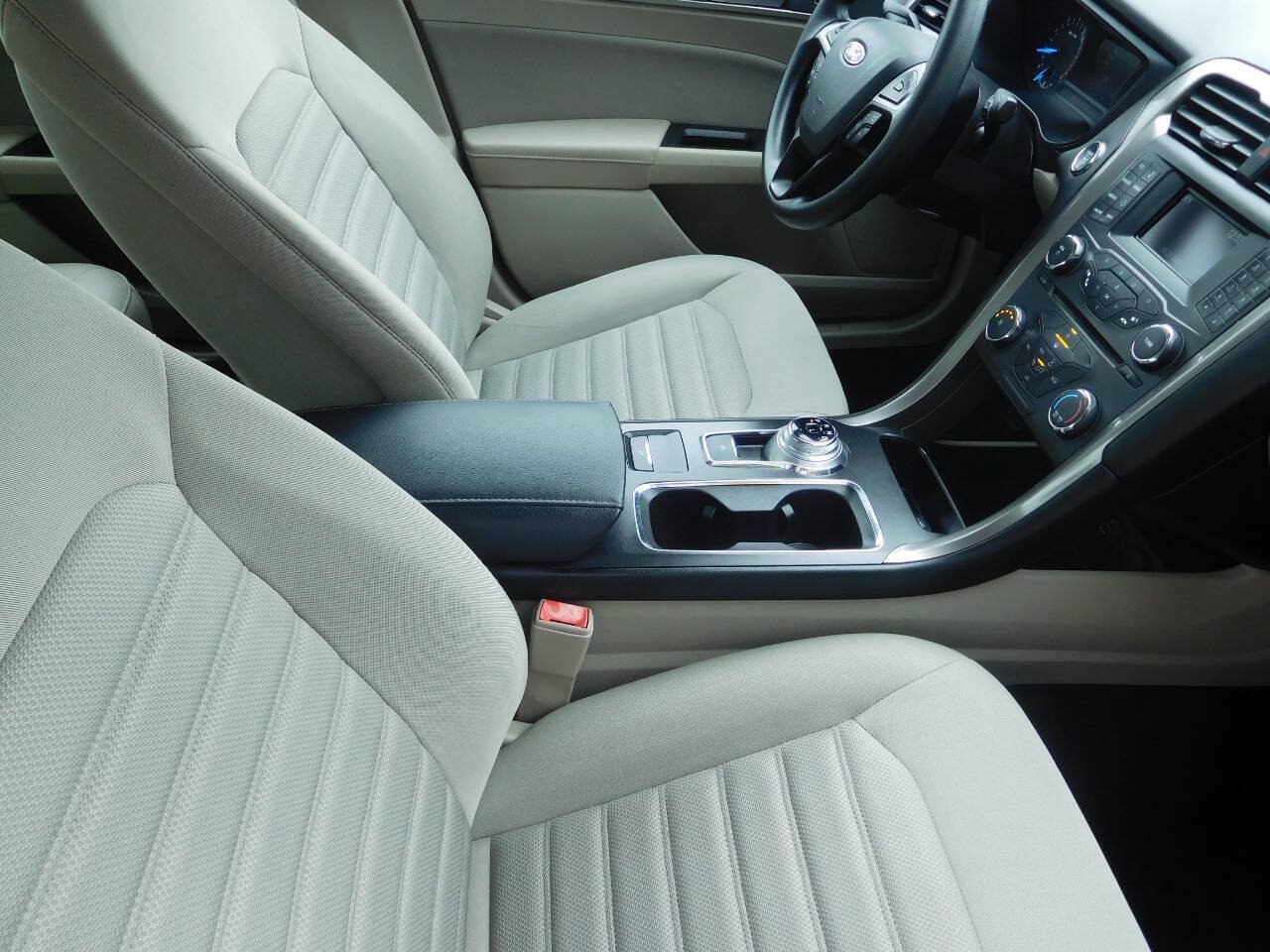 Used 2018 Ford Fusion SE FWD image 14