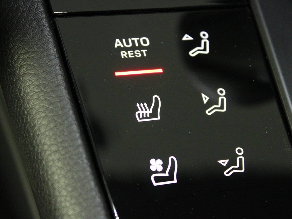 Certified 2026 Porsche Macan AWD/4WD image 30