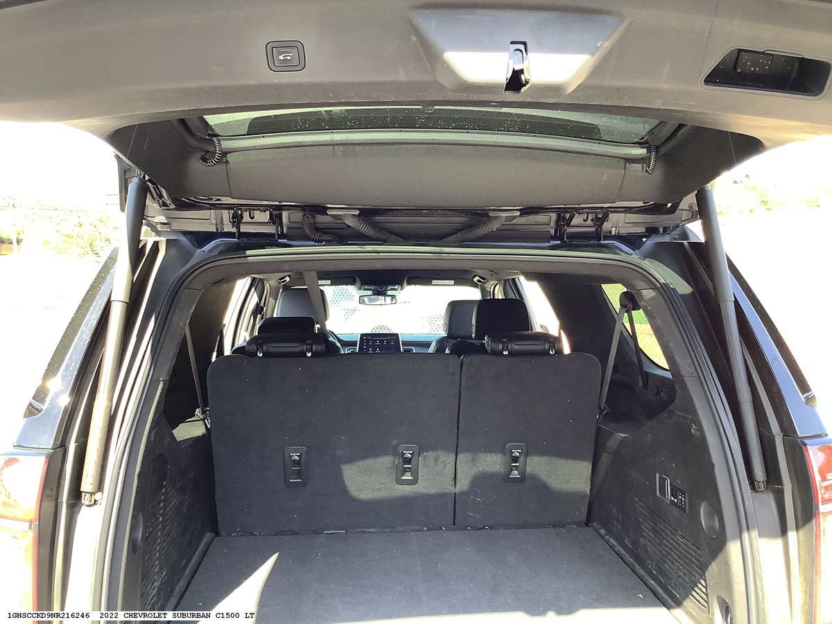 Used 2022 Chevrolet Suburban LT w/ Luxury Package image 10