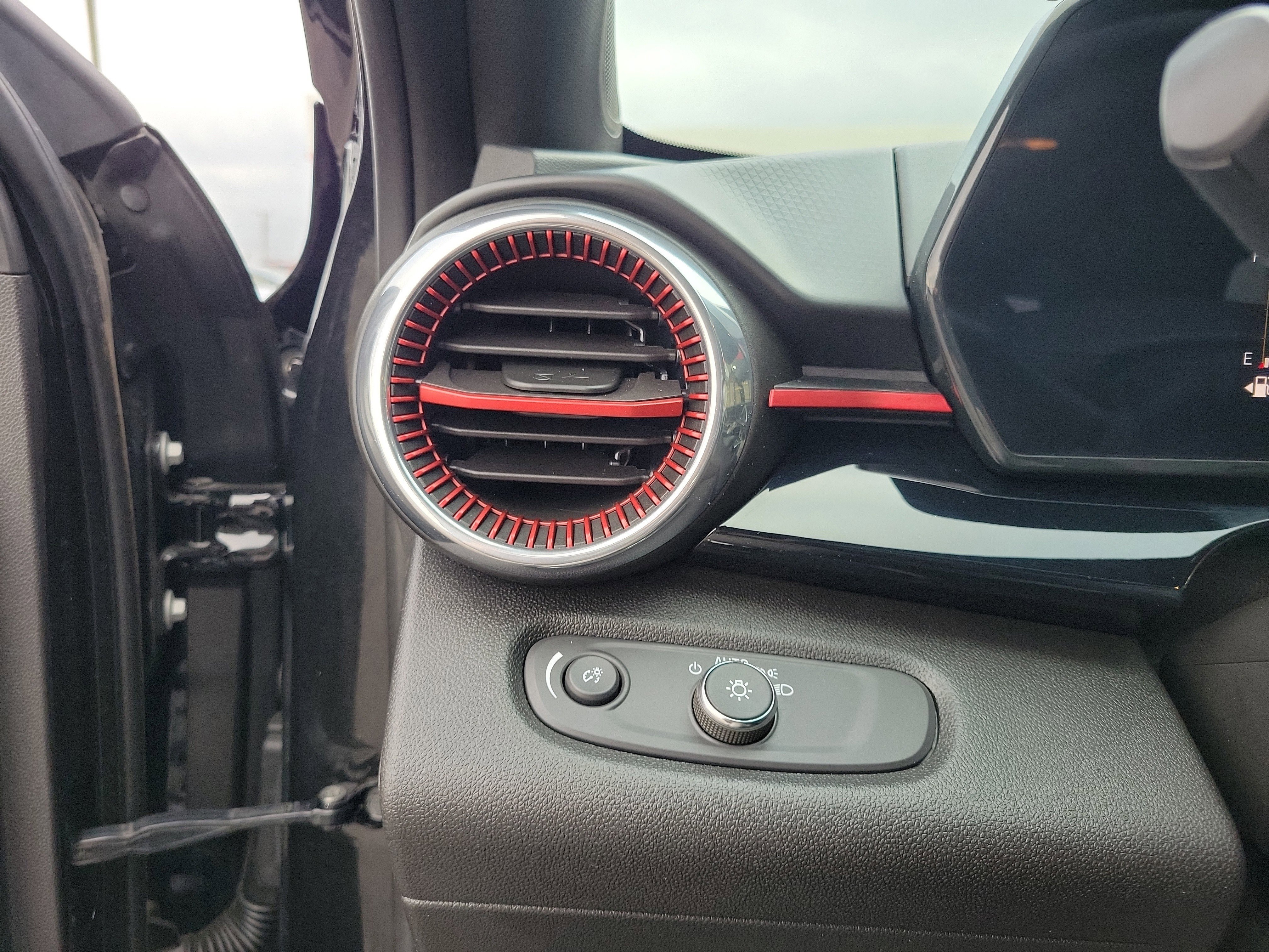 Used 2025 Chevrolet Trax RS FWD image 21