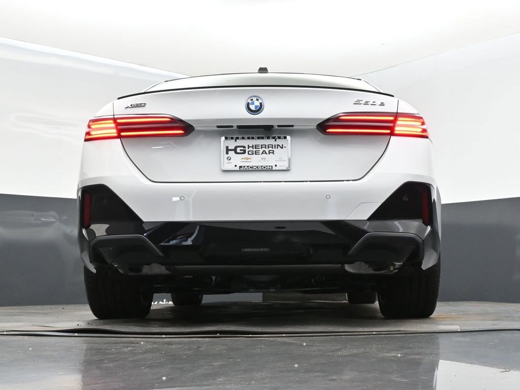 New 2026 BMW 550e xDrive w/ Premium Package image 43