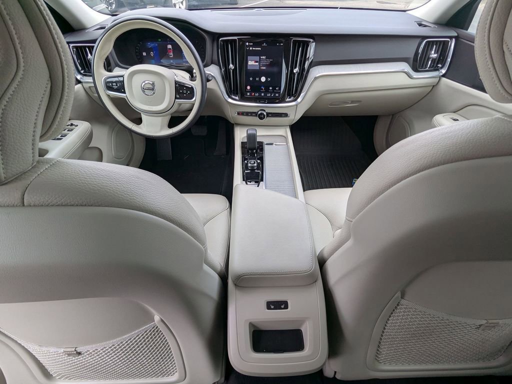 Used 2025 Volvo V60 B5 Cross Country Plus image 28