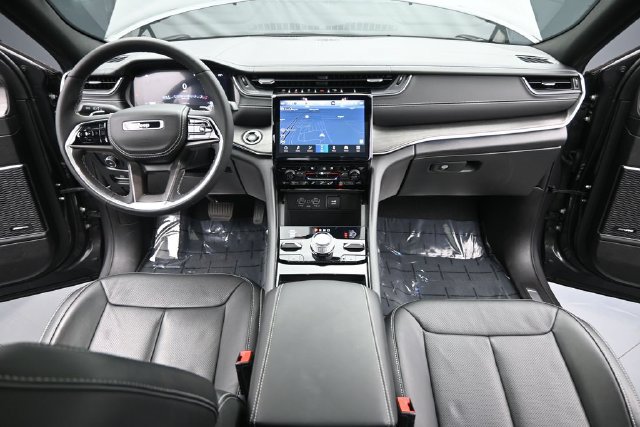 Used 2023 Jeep Grand Cherokee Overland AWD/4WD image 11