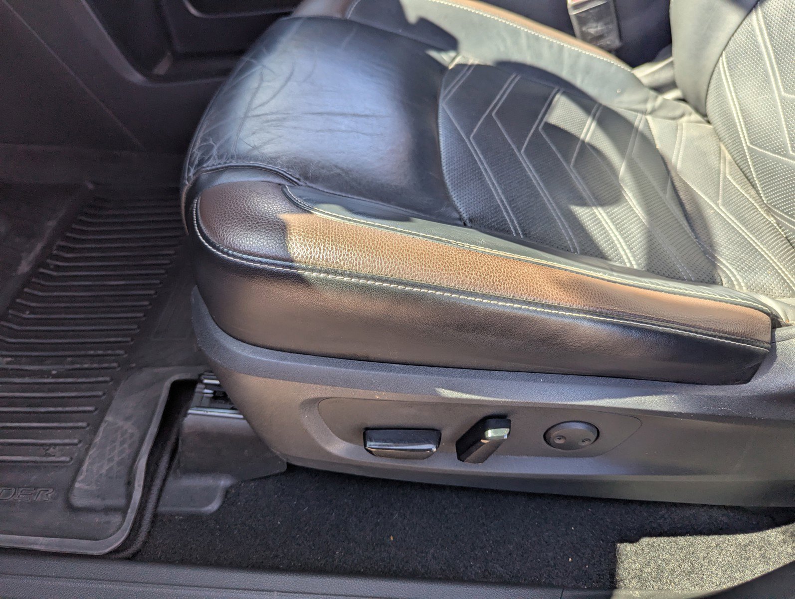 Used 2022 Nissan Pathfinder Platinum w/ Cargo Package image 12