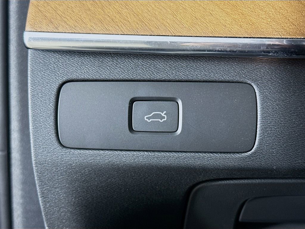 Certified 2025 Volvo XC90 B6 Plus image 10