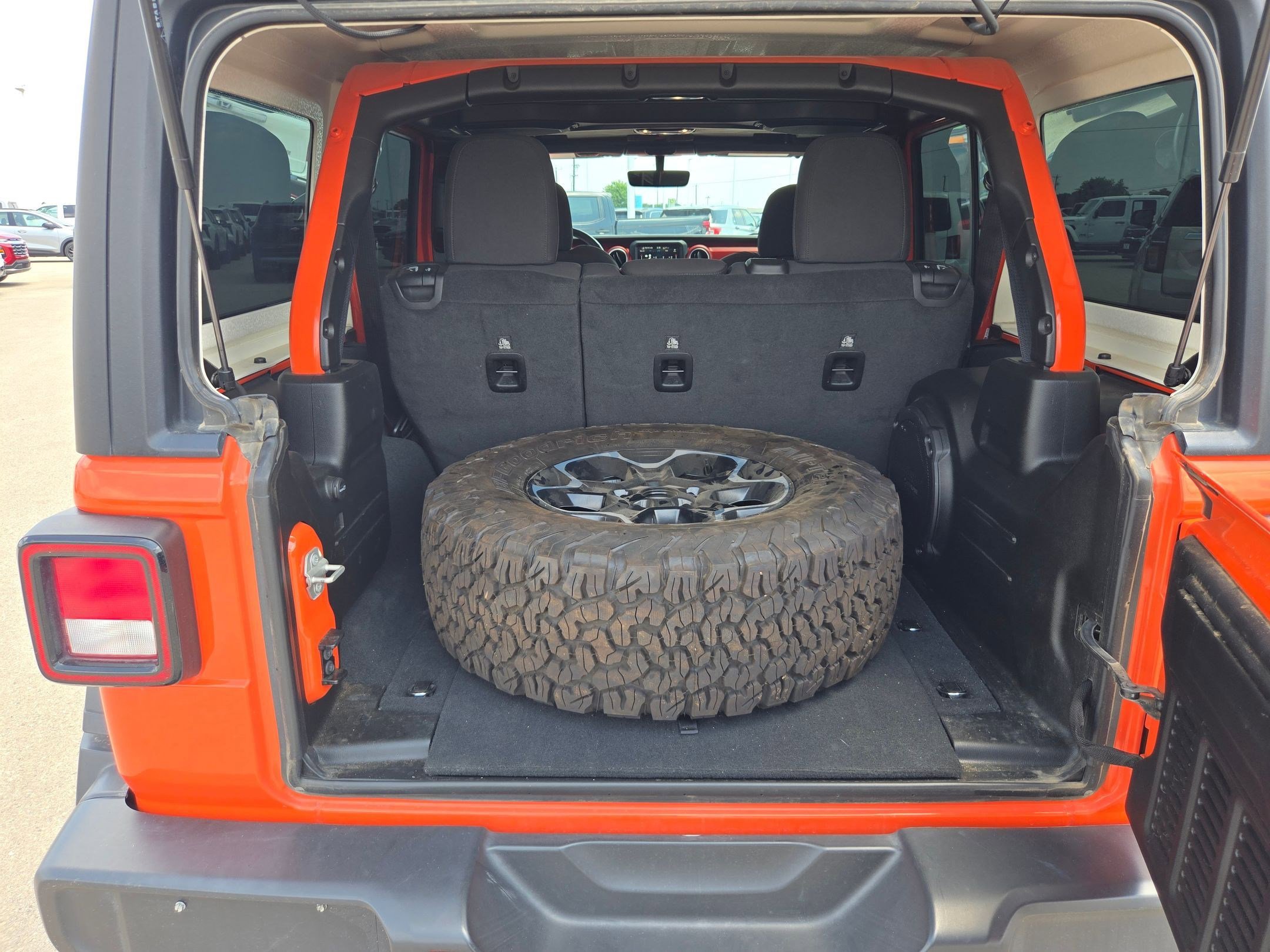 Used 2023 Jeep Wrangler Unlimited Rubicon w/ Cold Weather Group AWD/4WD image 21
