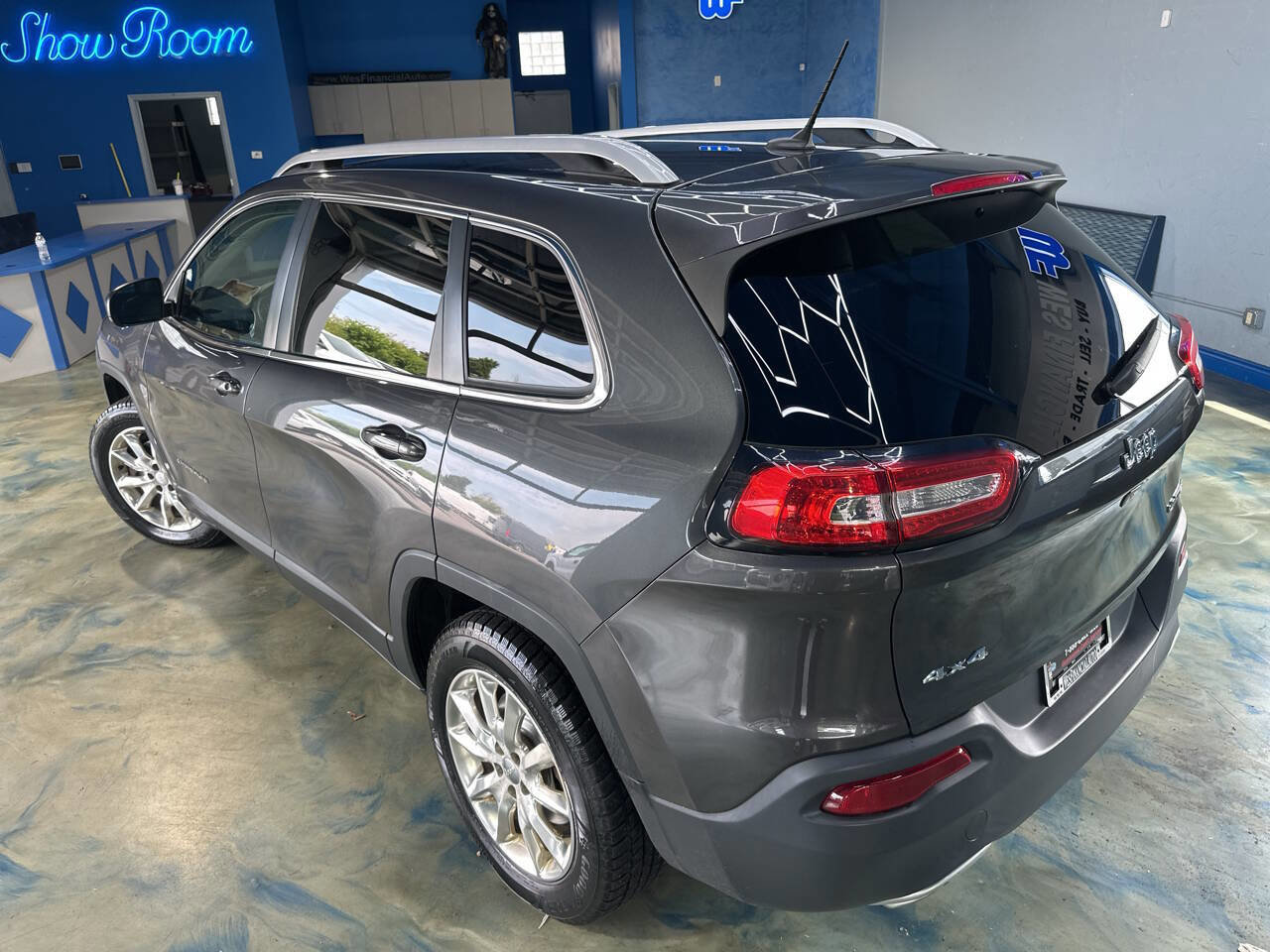 Used 2015 Jeep Cherokee Limited w/ Luxury Group image 5