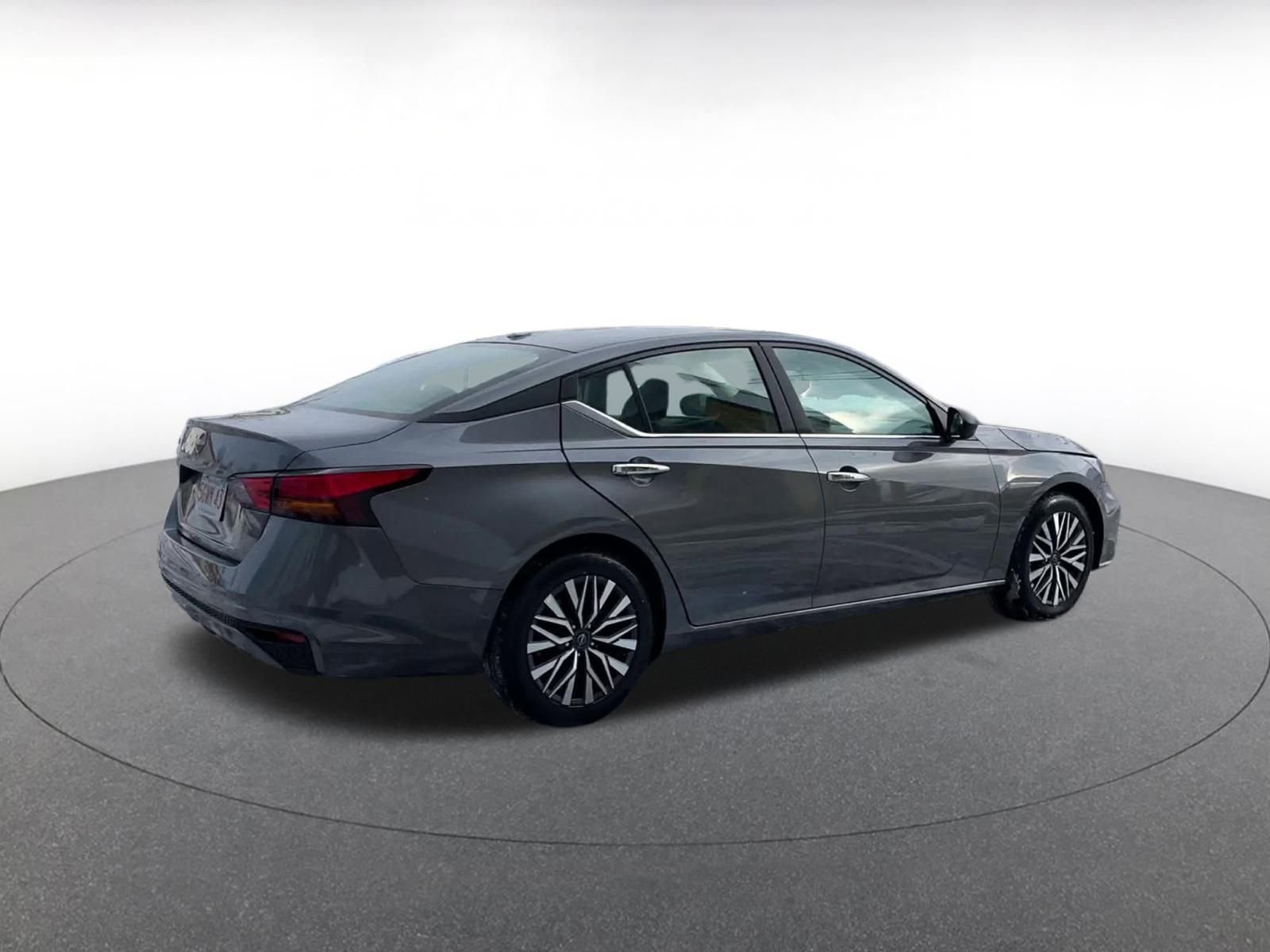 Used 2025 Nissan Altima 2.5 SV image 15