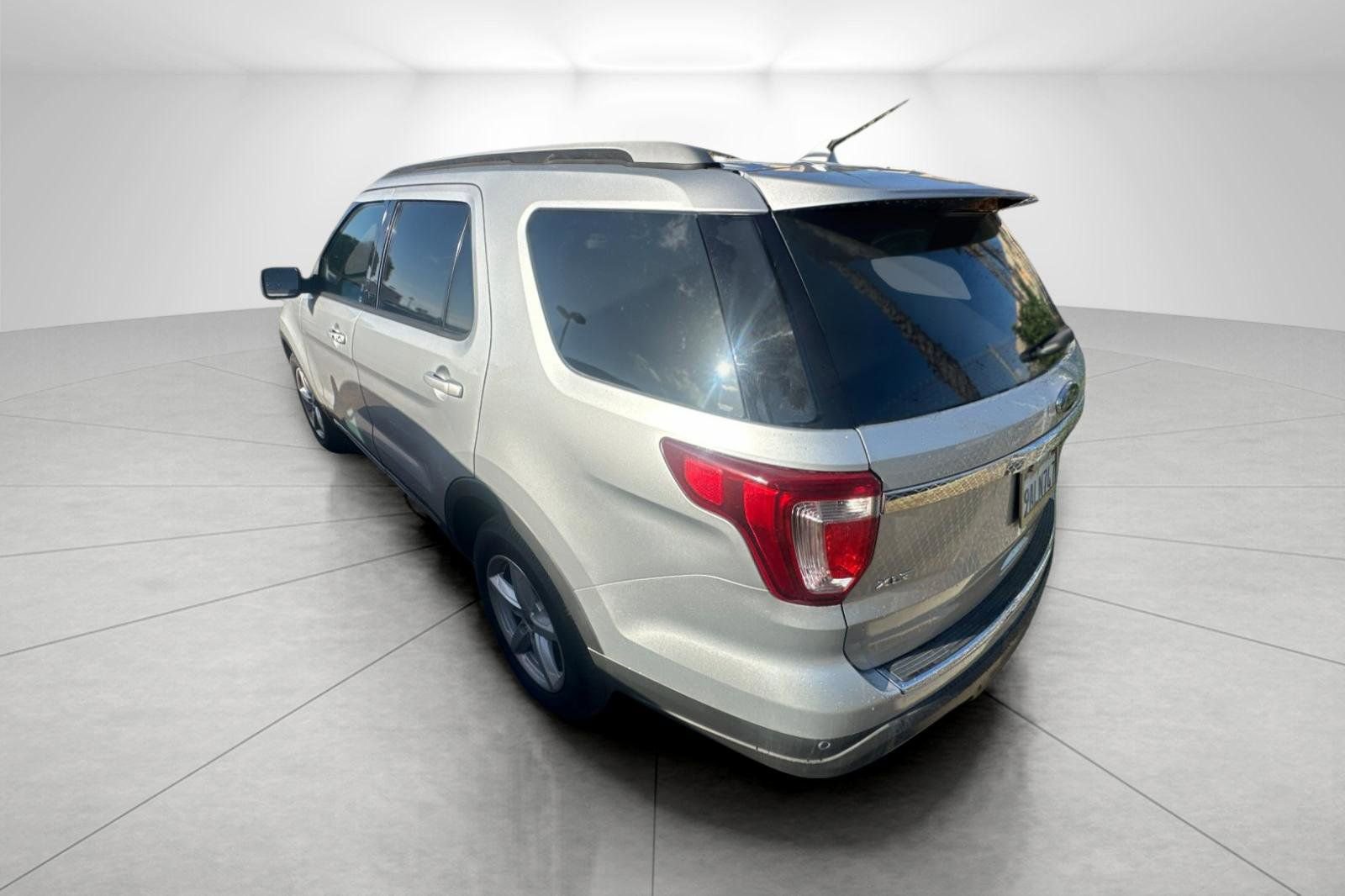 Used 2018 Ford Explorer XLT w/ Equipment Group 201A FWD image 5