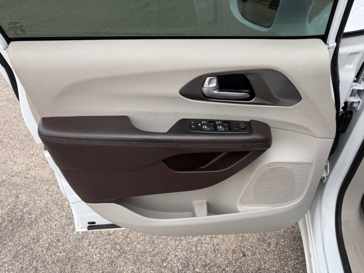 Used 2017 Chrysler Pacifica Touring-L Plus w/ Advanced Safetytec Group FWD image 9