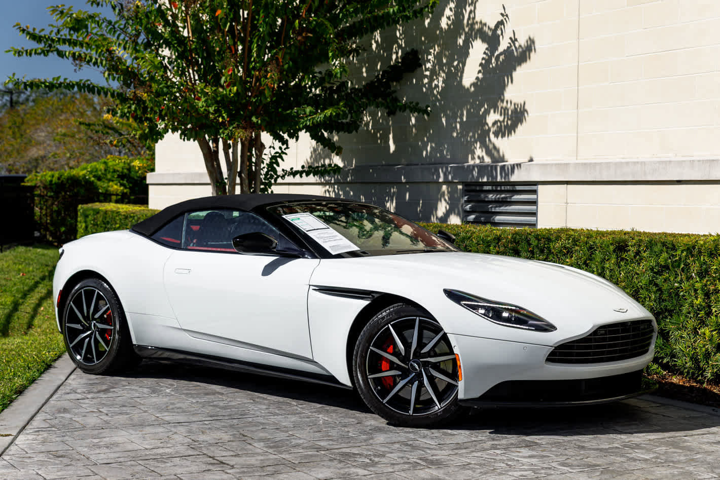 Used 2019 Aston Martin DB11 Volante image 13