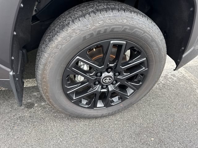 Used 2025 Toyota Tundra Limited AWD/4WD image 11