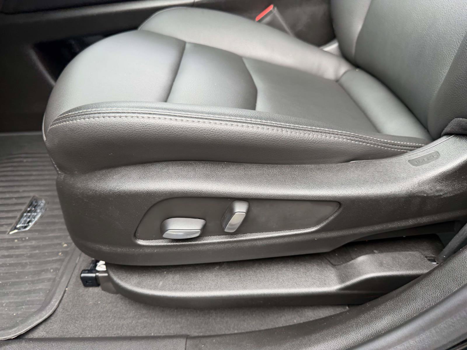 Certified 2024 Cadillac XT6 Luxury w/ LPO, Floor Liner Package AWD/4WD image 16