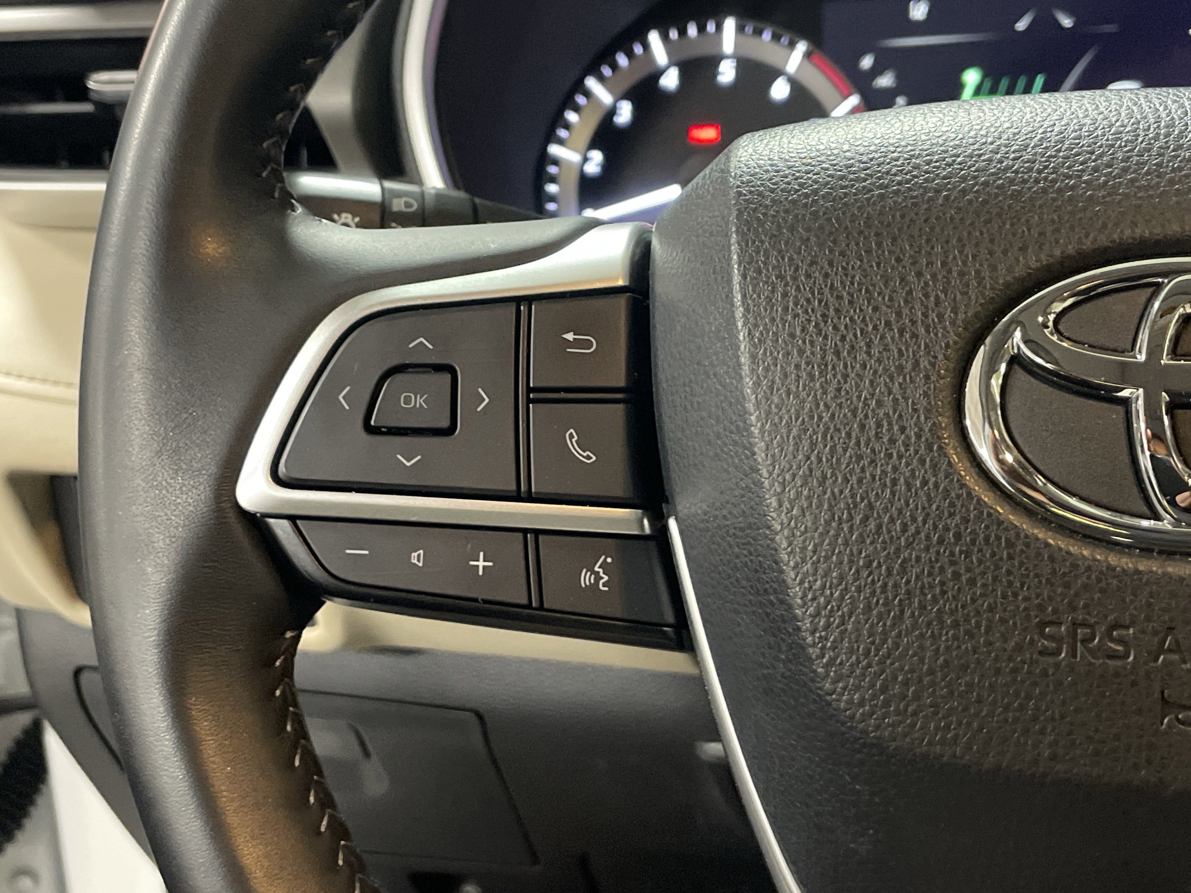 Used 2023 Toyota Highlander XLE image 19