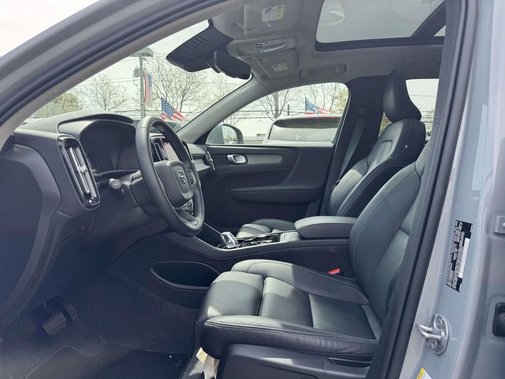 Certified 2025 Volvo XC40 B5 Plus AWD/4WD image 16