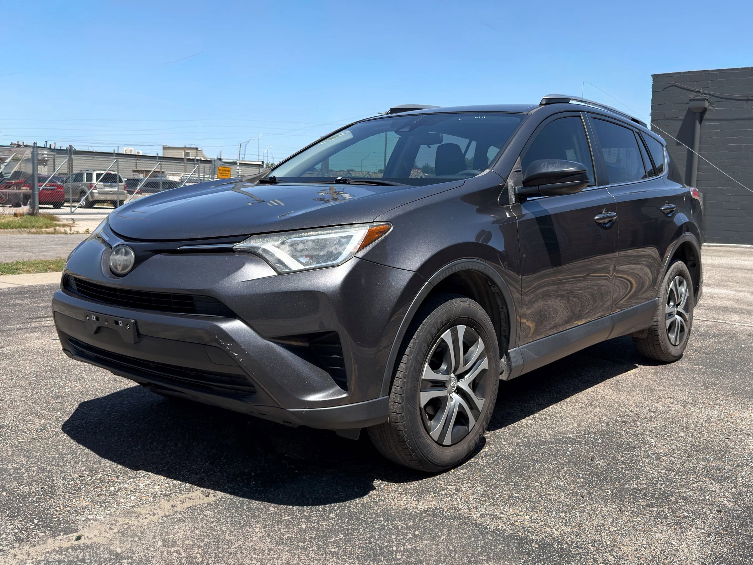 Used 2018 Toyota RAV4 LE FWD image 3