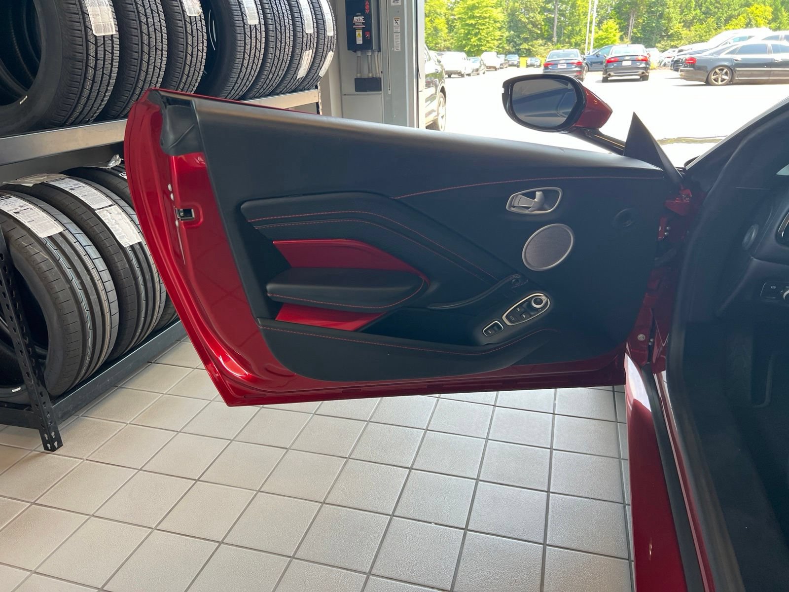 Used 2021 Aston Martin V8 Vantage Roadster RWD image 27