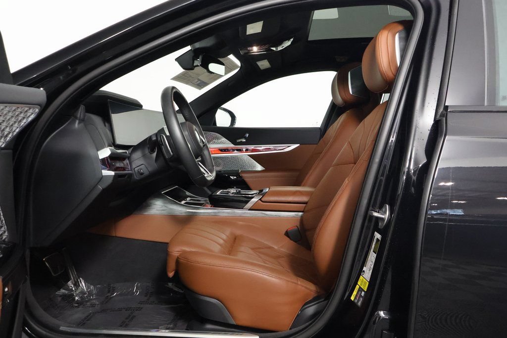 Certified 2024 BMW i7 xDrive60 w/ Executive Package AWD/4WD image 10