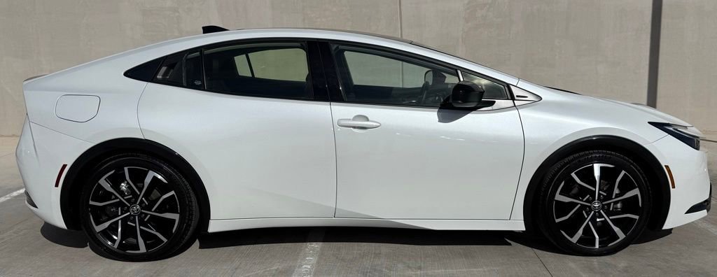 Used 2023 Toyota Prius Prime Premium image 2