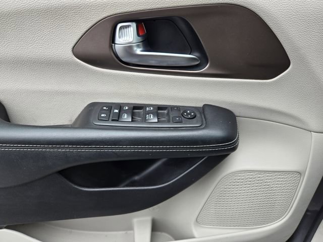 Used 2021 Chrysler Voyager Lxi FWD image 30