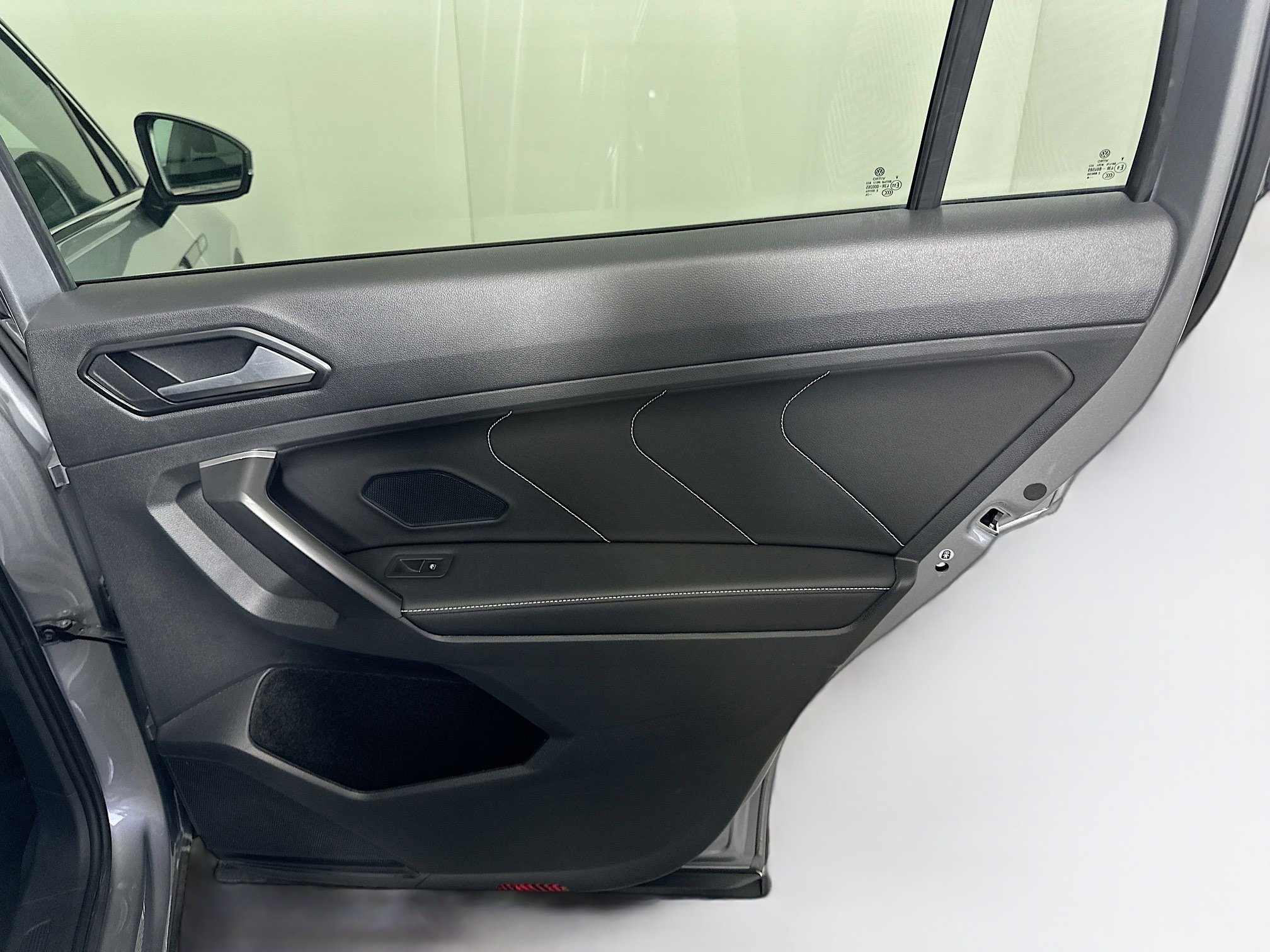 Used 2024 Volkswagen Tiguan SE image 30