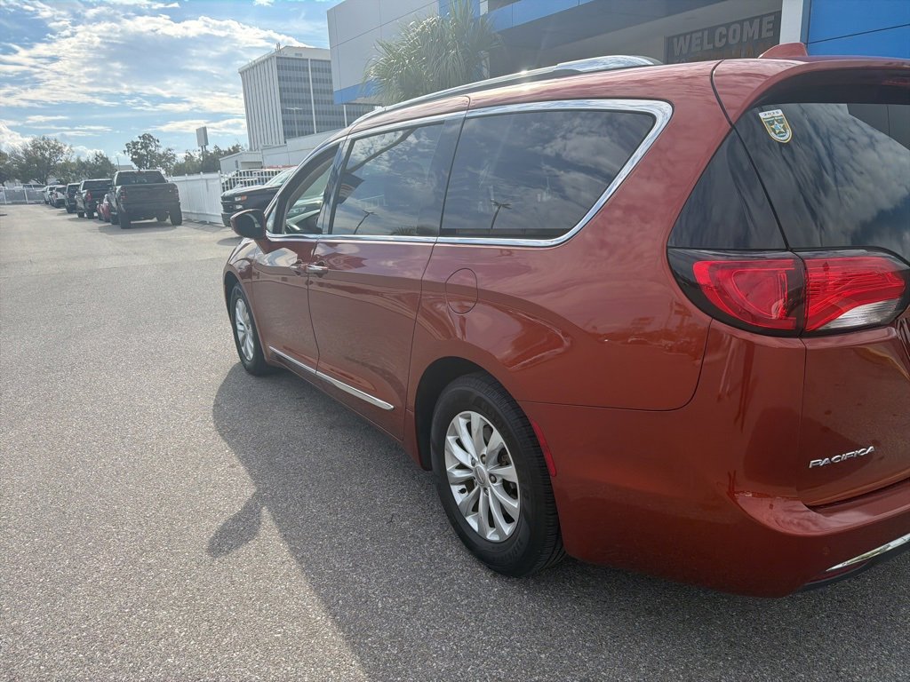 Used 2018 Chrysler Pacifica Touring-L image 4