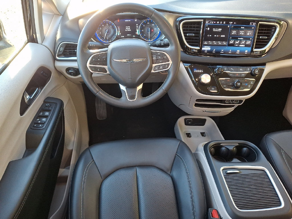 Used 2024 Chrysler Pacifica Touring-L FWD image 13
