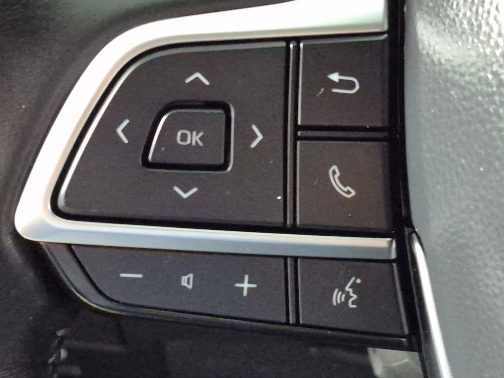 Used 2021 Toyota Highlander LE AWD/4WD image 12