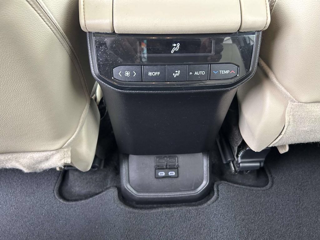 Used 2024 Toyota Highlander XLE AWD/4WD image 19