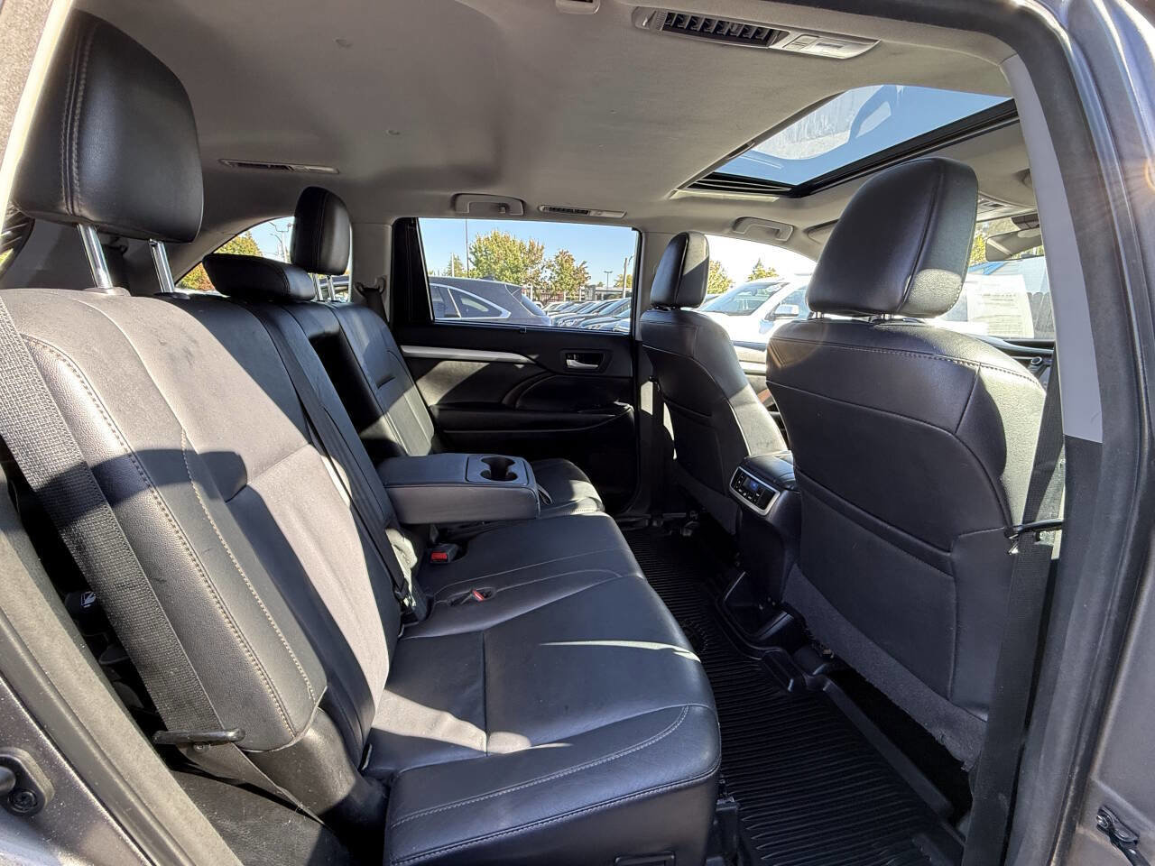 Used 2017 Toyota Highlander XLE image 19