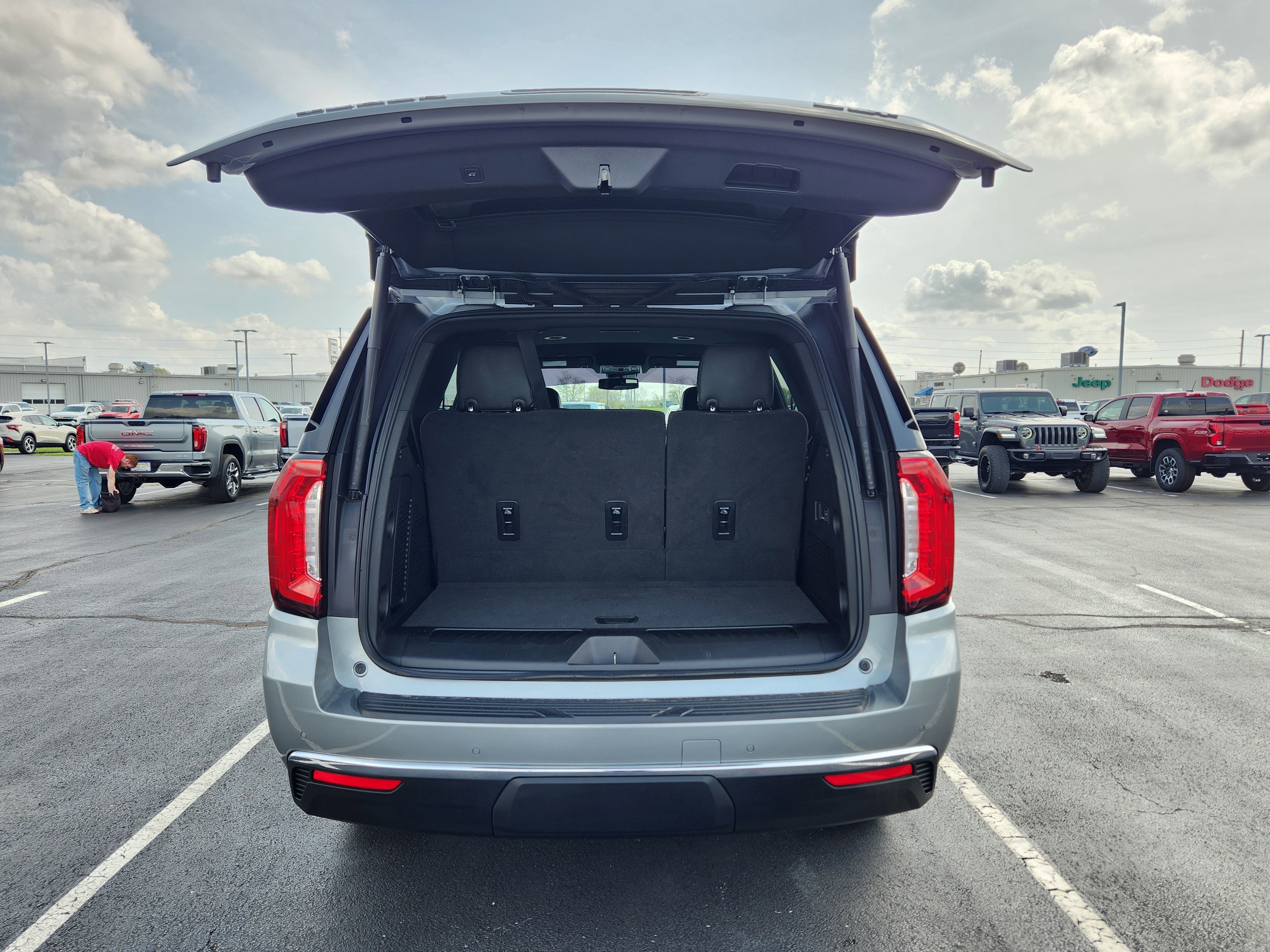 Used 2024 GMC Yukon SLT w/ SLT Luxury Package image 10