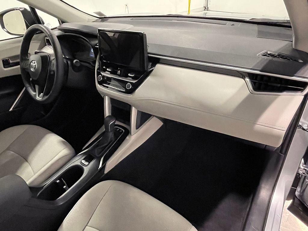 Used 2025 Toyota Corolla Cross LE image 26