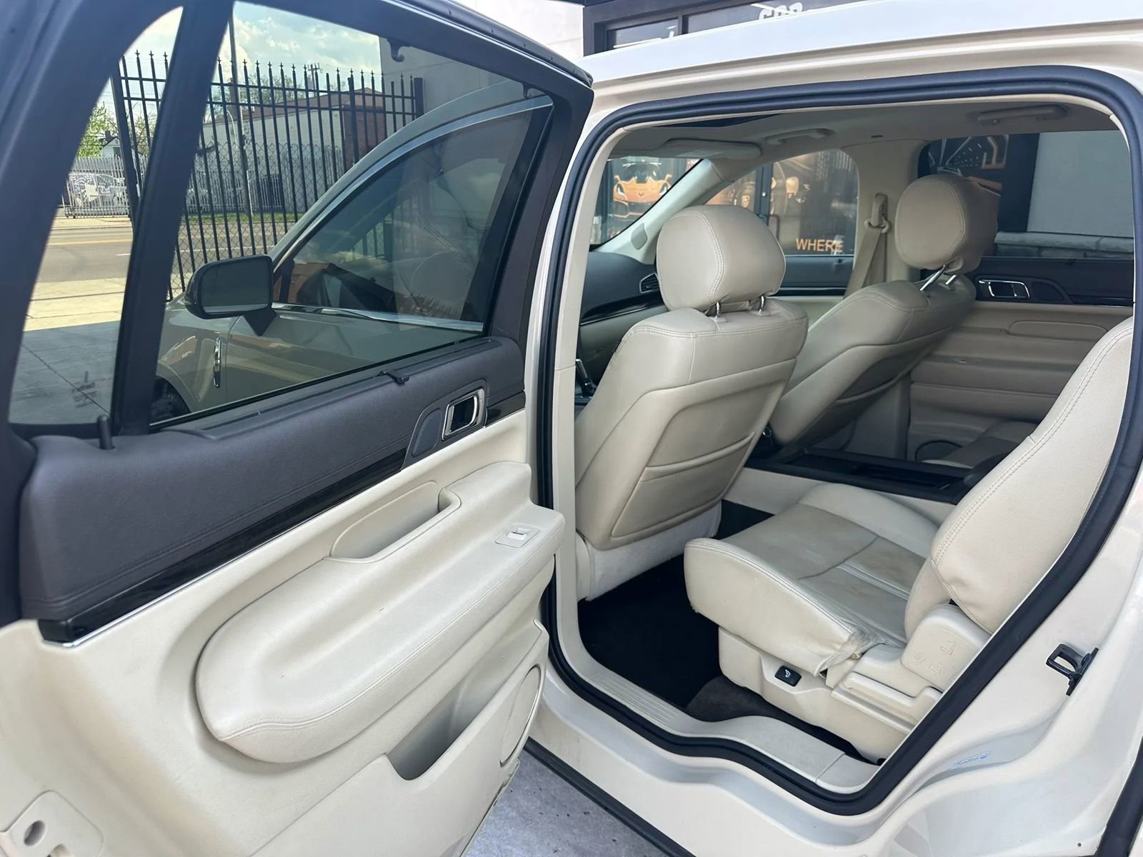 Used 2018 Lincoln MKT AWD w/ Technology Package image 12