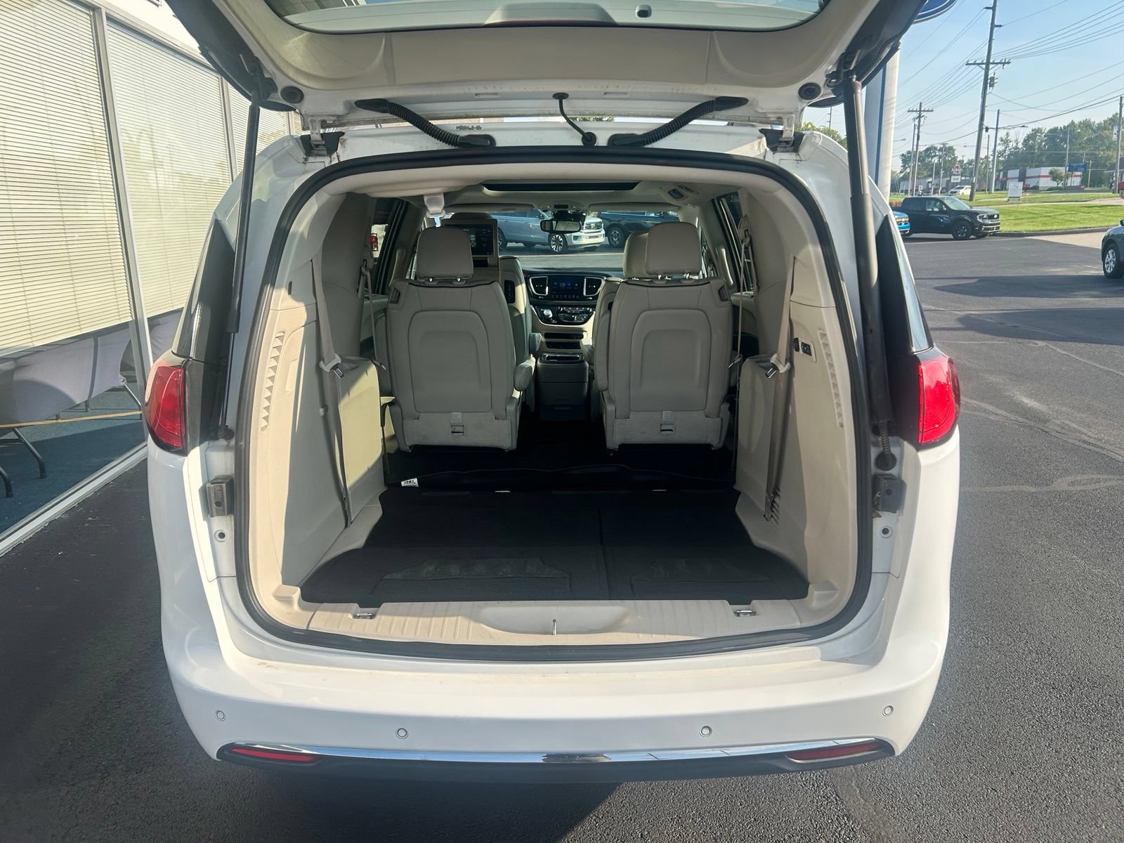 Used 2017 Chrysler Pacifica Limited w/ UConnect Theater Package FWD image 6
