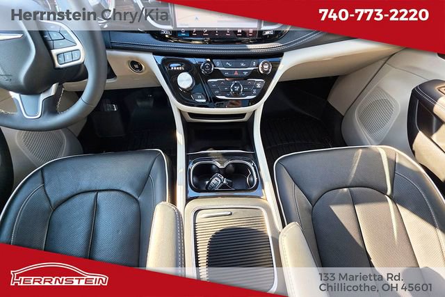 Used 2023 Chrysler Pacifica Limited FWD image 13