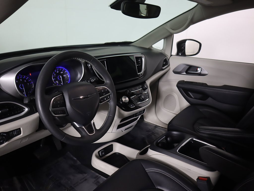 Used 2024 Chrysler Pacifica Touring-L image 24