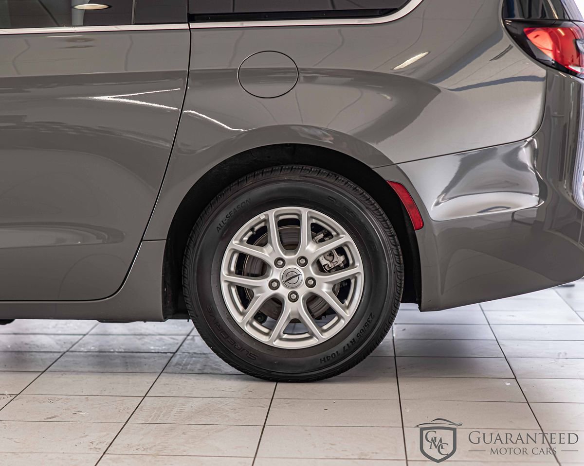 Used 2022 Chrysler Pacifica Touring-L FWD image 9