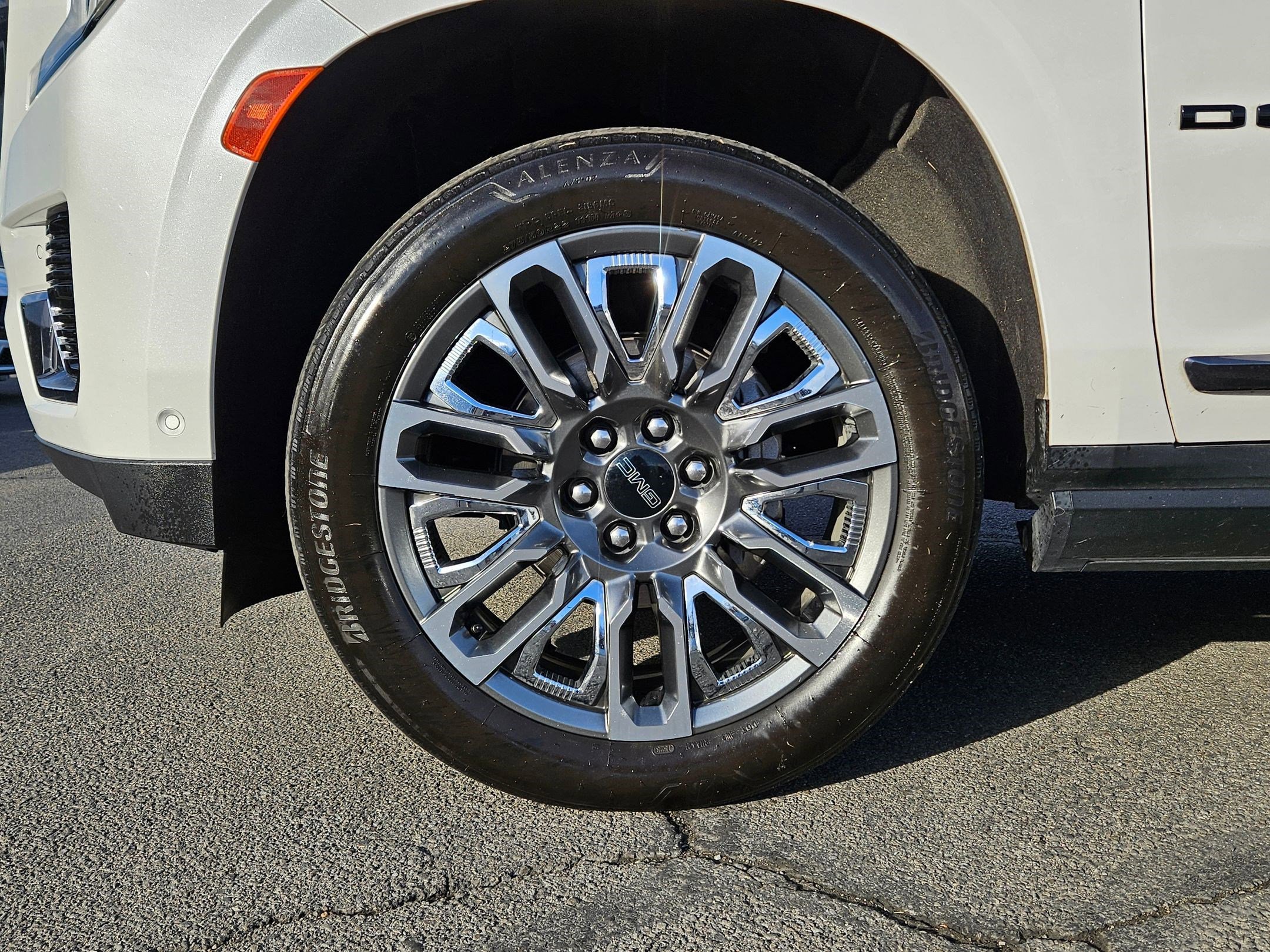 Used 2023 GMC Yukon Denali Ultimate w/ LPO, Floor Liner Package AWD/4WD image 13