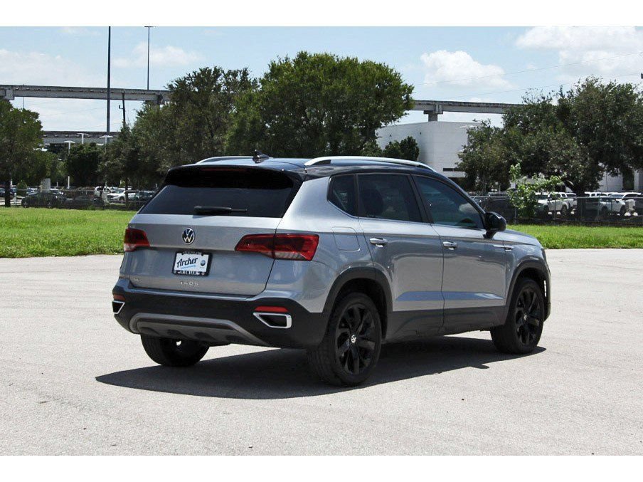Used 2023 Volkswagen Taos SE w/ Panoramic Sunroof Package FWD image 3