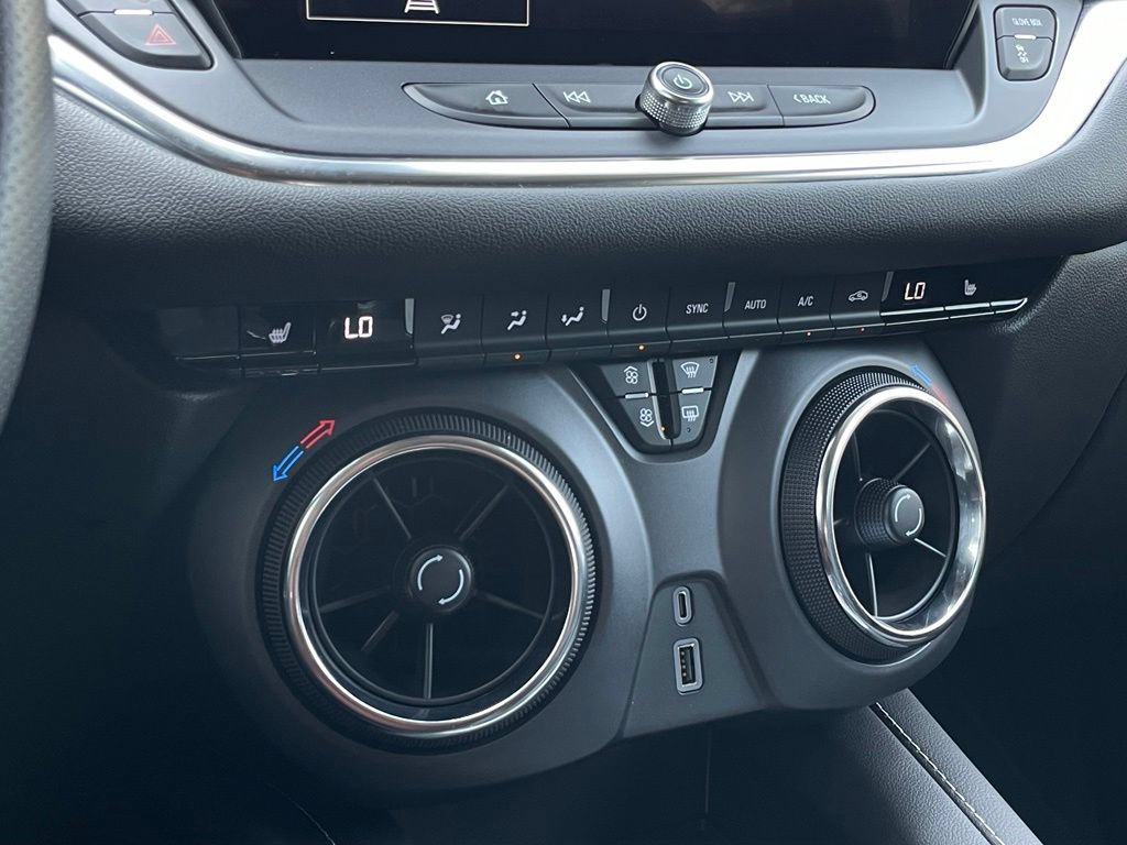 Used 2025 Chevrolet Blazer LT FWD image 19
