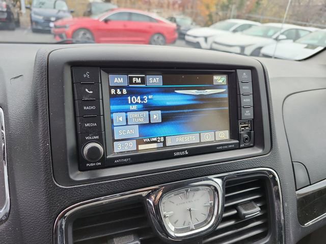 Used 2013 Chrysler Town & Country Touring image 6