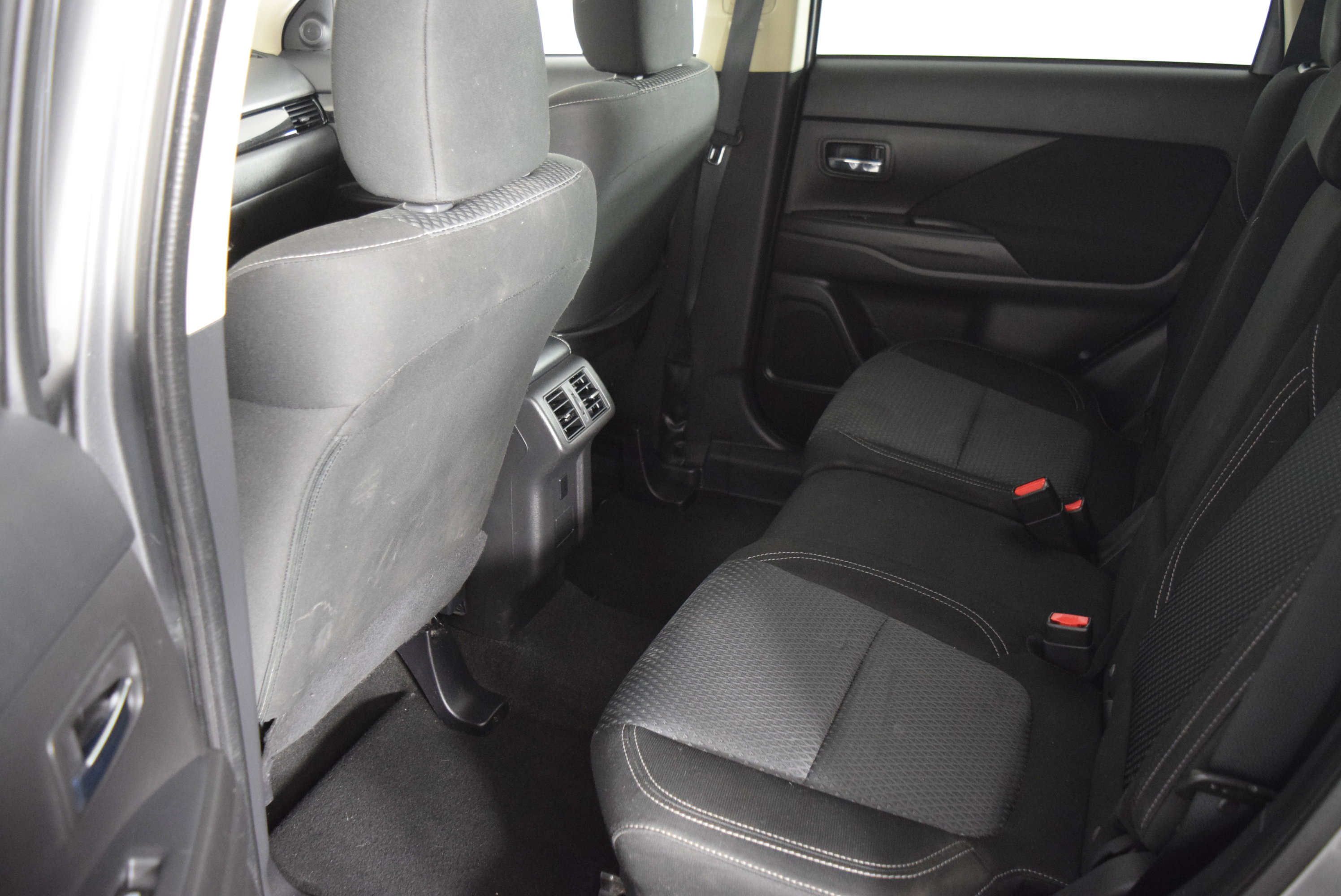 Used 2020 Mitsubishi Outlander ES image 28