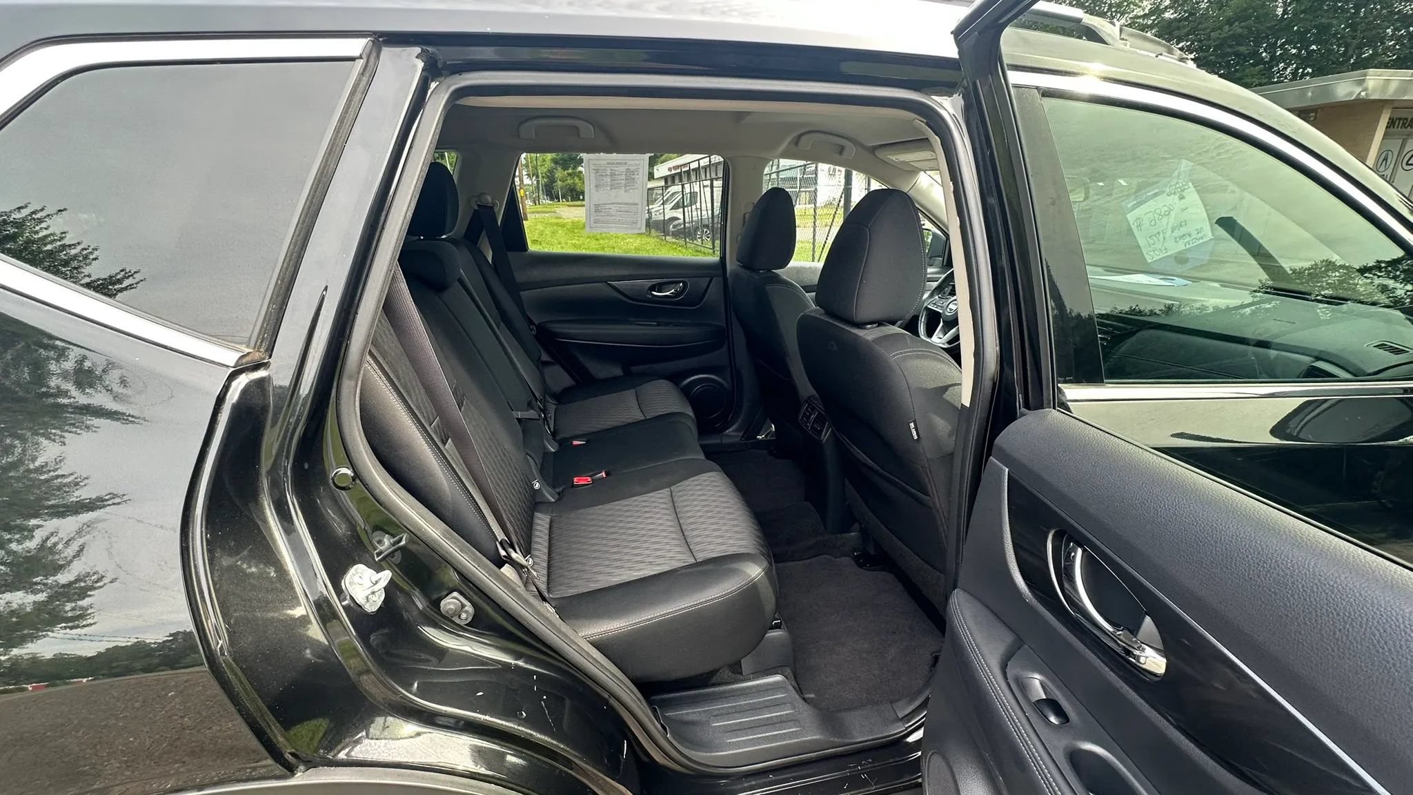 Used 2017 Nissan Rogue SV AWD/4WD image 25