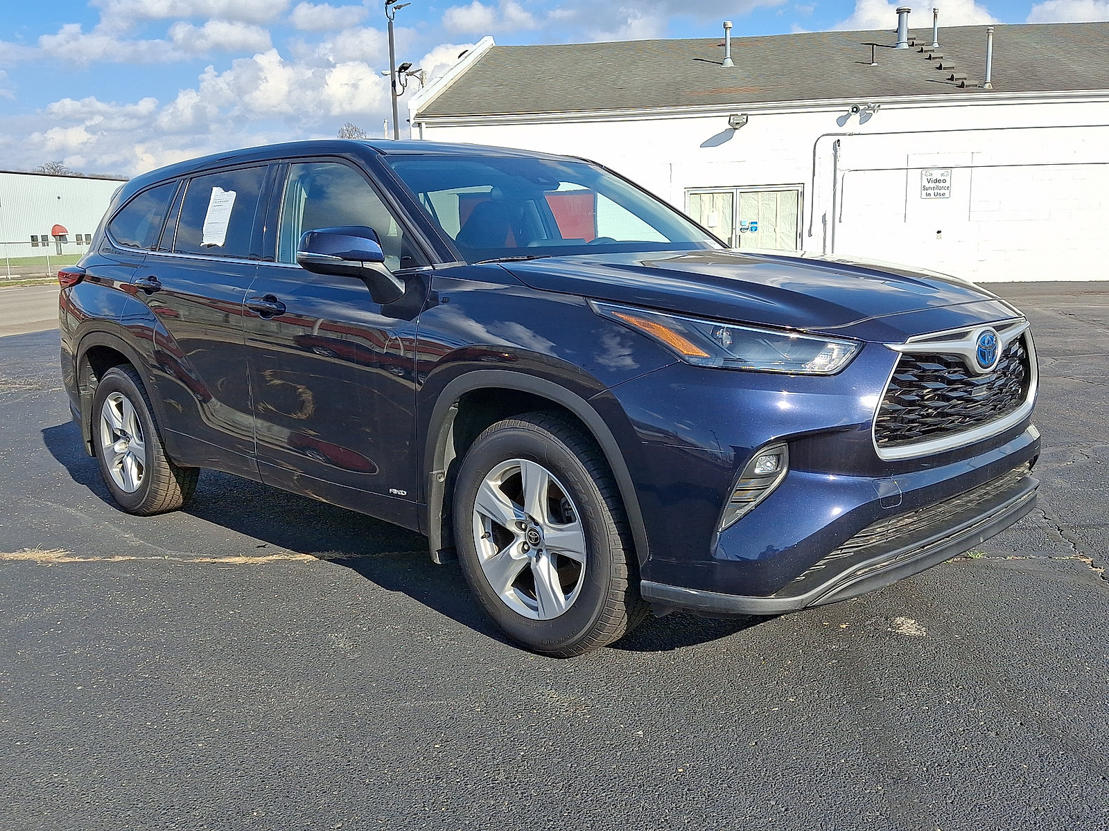 Used 2022 Toyota Highlander LE AWD/4WD image 1