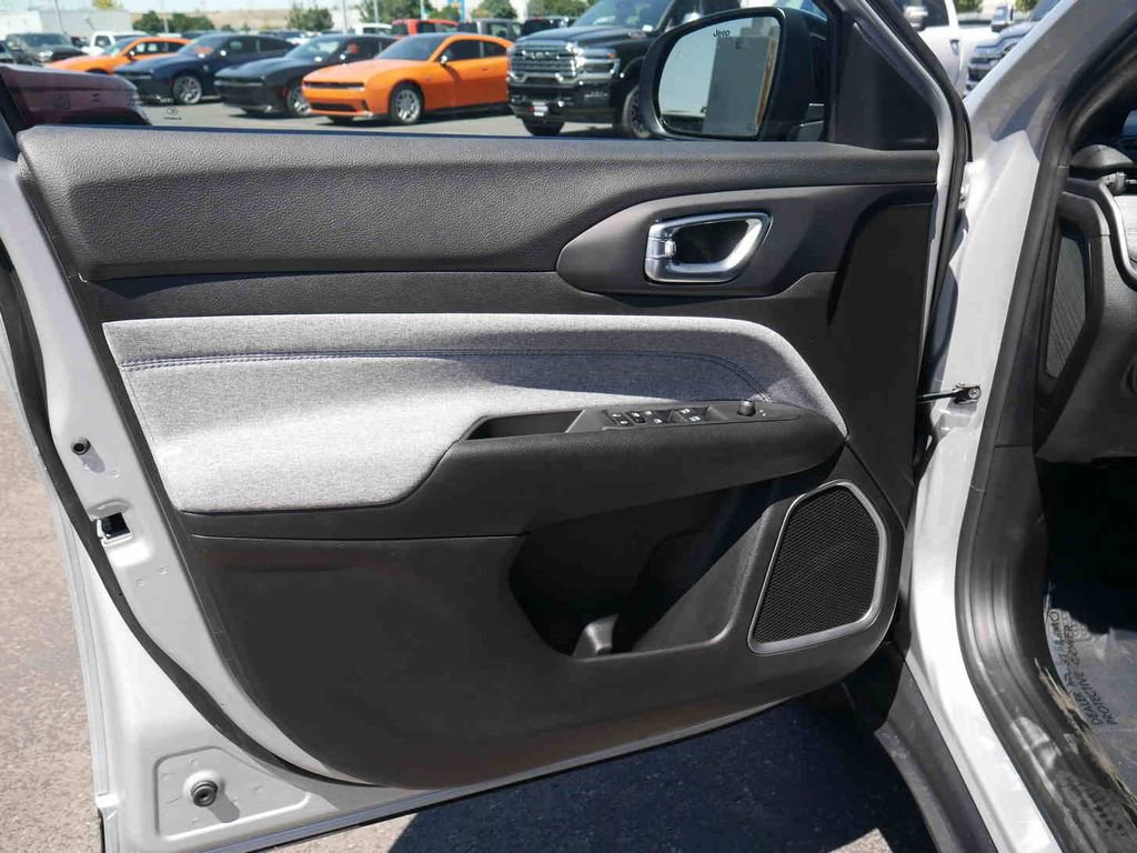 New 2025 Jeep Compass Latitude image 24