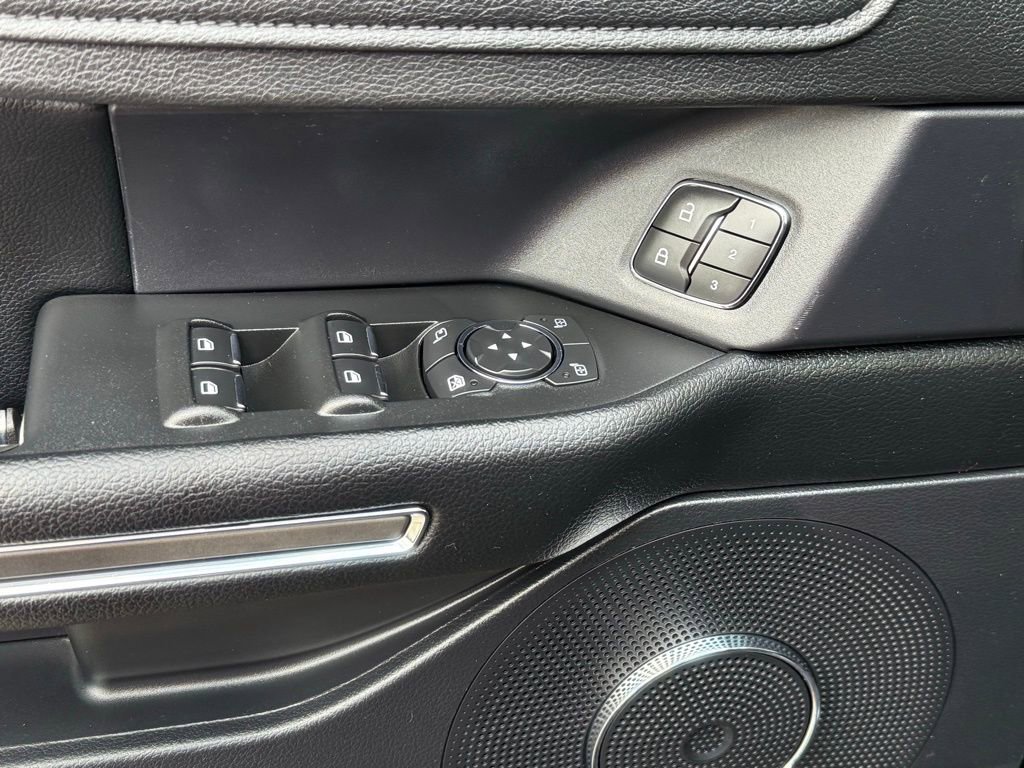 Used 2019 Ford Expedition XLT w/ Equipment Group 202A AWD/4WD image 14