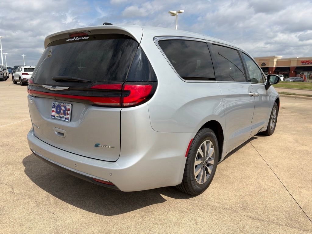 Used 2023 Chrysler Pacifica Touring-L image 4