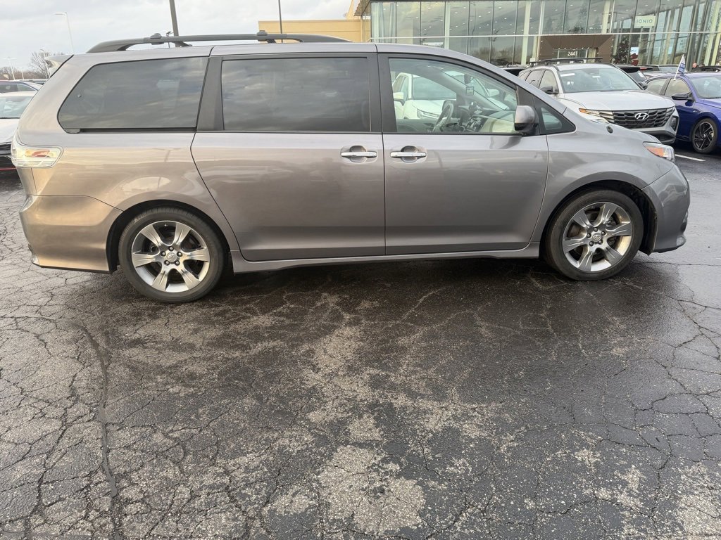Used 2014 Toyota Sienna SE w/ Convenience Accessory Package image 3