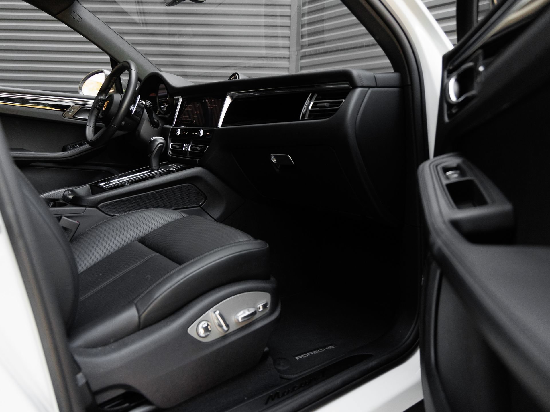 Certified 2025 Porsche Macan Turbo AWD/4WD image 36
