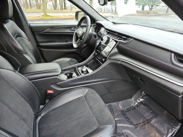 Used 2024 Jeep Grand Cherokee Altitude image 11